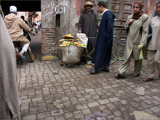 Le commerce dans les souks est omniprsent, les vendeurs improviss sont  chaque coins de rue.