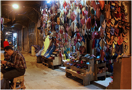 Souks la nuit. La babouche, chaussure typique se dcline dans de multiples versions.