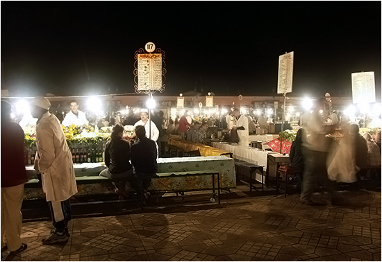 Place Jemaa El Fna (patrimoine oral de l'Unesco). Restauration d�s la tomb�e de la nuit.