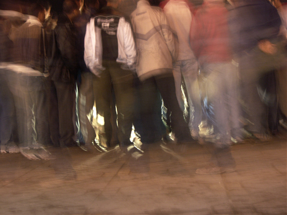 R�union tardive, autour d'un conteur sur la place Jemaa El Fna.