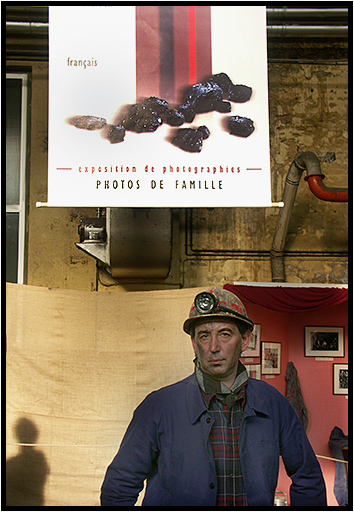 Pose improvise au milieu d'expositions photographiques.