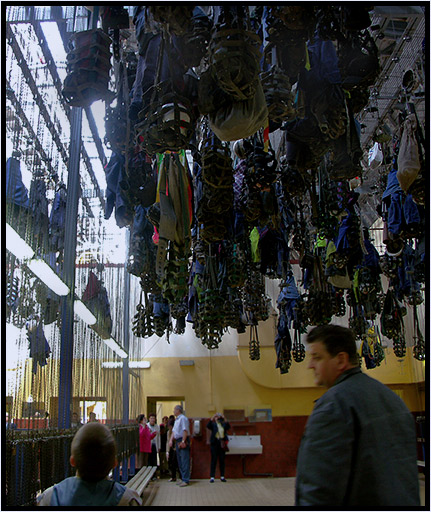 "Salle des pendus", vestiaire suspendu des mineurs.