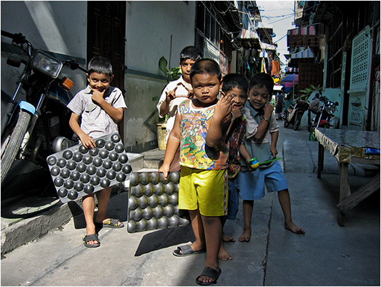 Bangkok, quartier d'Indian Town, des gamins sont fiers d'tre photographis.