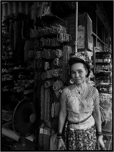 Bangkok, quartier China Town, vendeur en qute d'identit. Y a mieux pour croire aux fes...