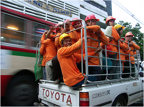 Bangkok, transport en commun d'ouvriers du btiment.