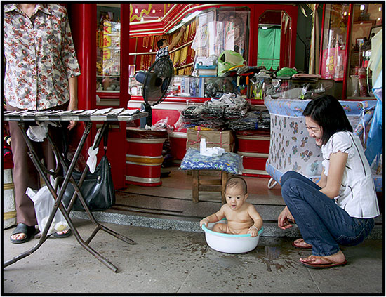 Quartier de China Town Bangkok, le pragmatisme Tha� entre tissus et billets de loterie...