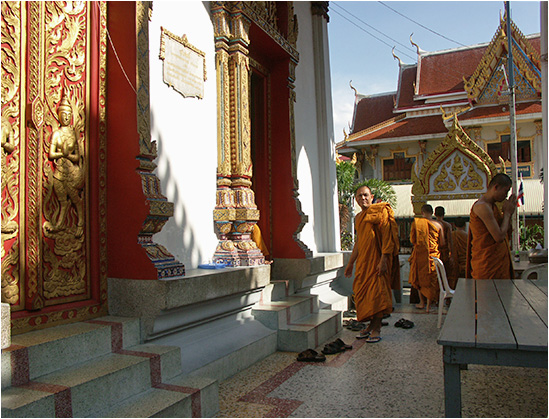 Bonzes (moines boudhistes) � la sortie d'une c�r�monie religieuse.