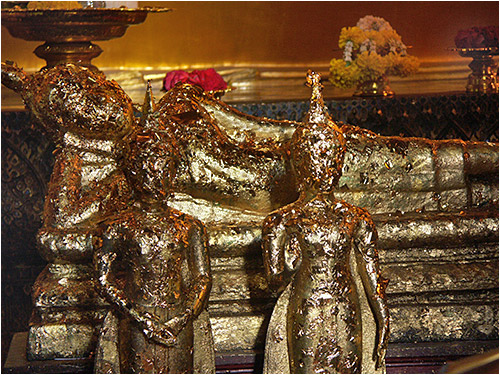 Feuilles d'or coll�es par les fid�les sur des statuettes en guise d'offrandes.